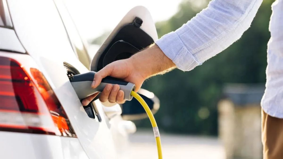 7 Mistakes to Avoid Before Buying an Electric Car in 2026 – New Rules & Expert Tips